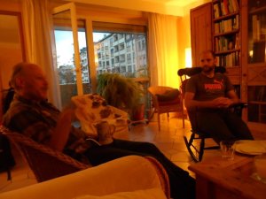 Elmar (links) erzählt, was er sich vorstellt, der Farn (mitte) und Wolfgang (rechts) hören zu.