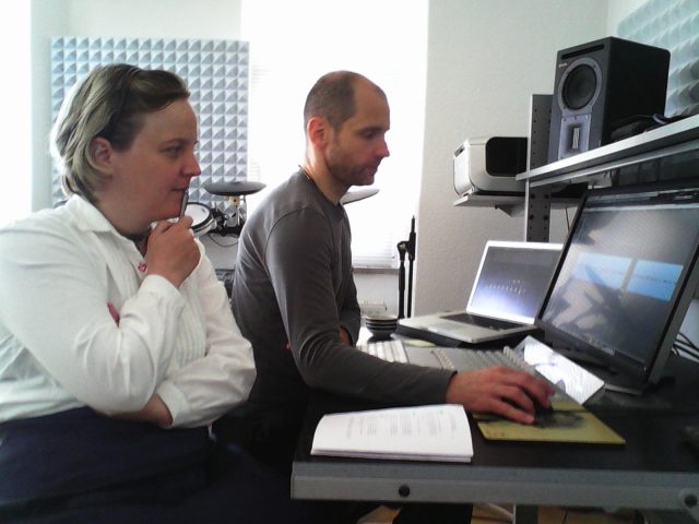 Sina und "der Meister" am digitalen Schnittpult