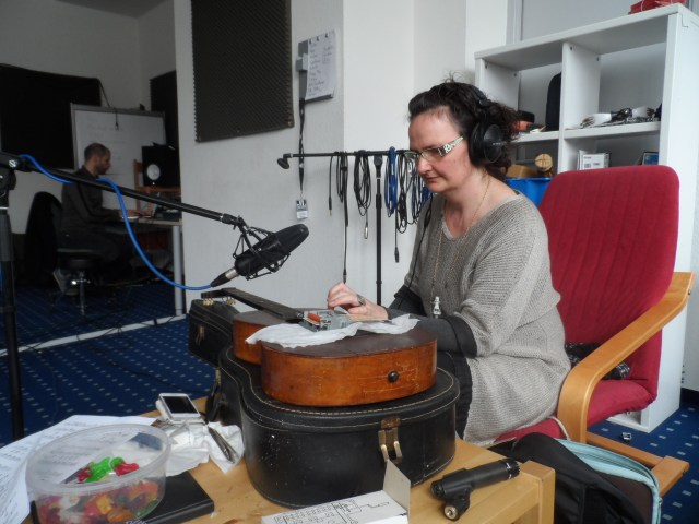 Doris bändigt ihr Riesen Pling-Plong, den Dinosaurier aller Synthesizer