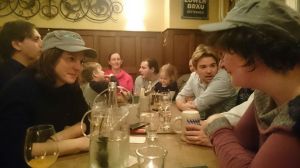 Barbara ("Ace", links) und Doris ("Agrippa", rechts) stellen sich den "Fragen der Fans"...