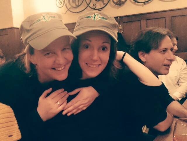 Sina (links), Scheff von die TARDIS, und Barbara (rechts), überwältigt vor Glück