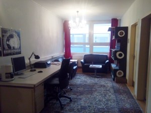 Unser Studio, das Foyer vor dem Umbau (und nach dem Rückbau). Diesen Raum galt es, einigermaßen zu schallisolieren und von Reflektionen zu befreien.