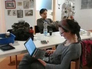 Pause für Doris (kurz mal die Mails checken) und Yorgos, der... nochmal im Geist den Text durchgeht.